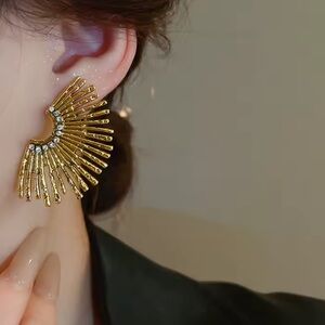 Anthropologe Vintage gold sunrise Sunburst Earrings
